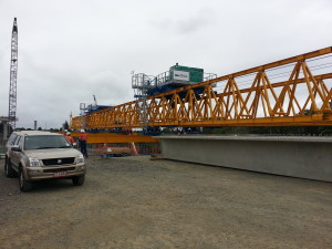 Launching gantry with Super-Tee precast concrete bridge beam